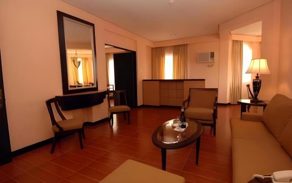 Planta Centro Bacolod Hotel & Residences Bagian luar foto