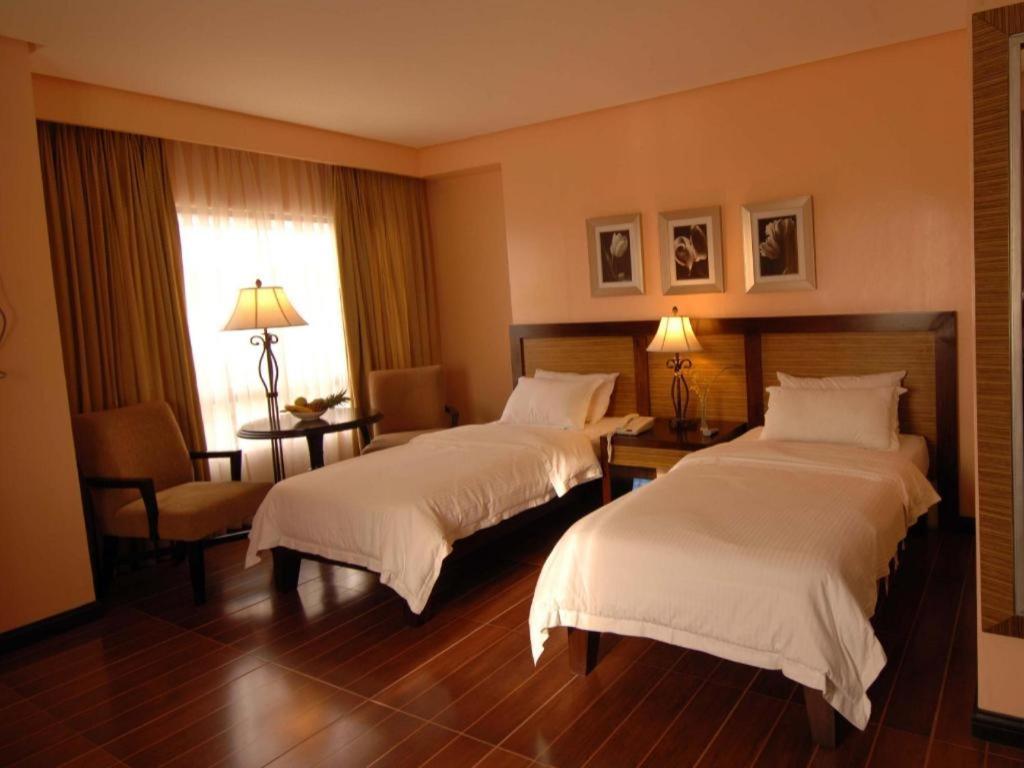 Planta Centro Bacolod Hotel & Residences Bagian luar foto