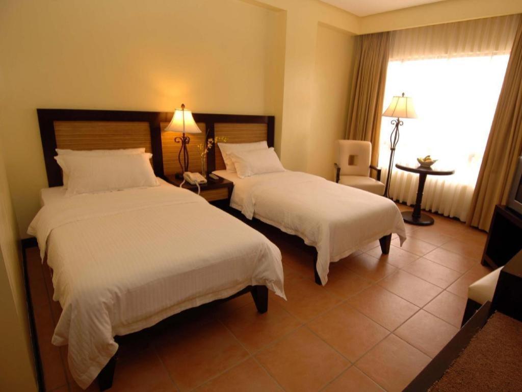 Planta Centro Bacolod Hotel & Residences Bagian luar foto