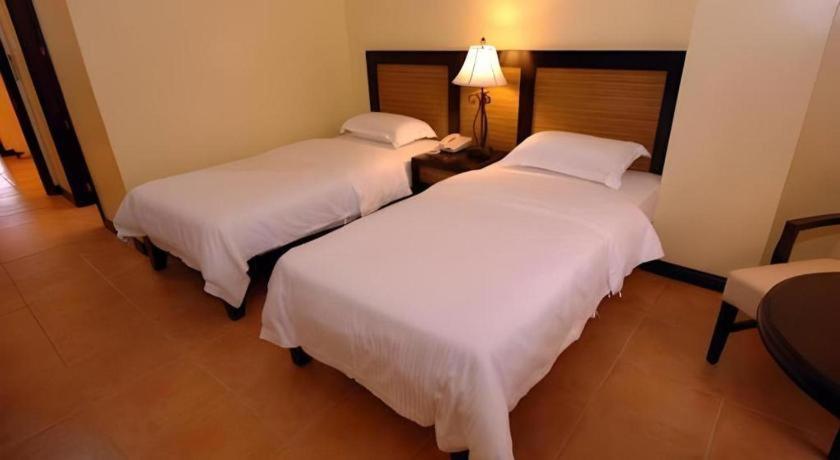 Planta Centro Bacolod Hotel & Residences Bagian luar foto
