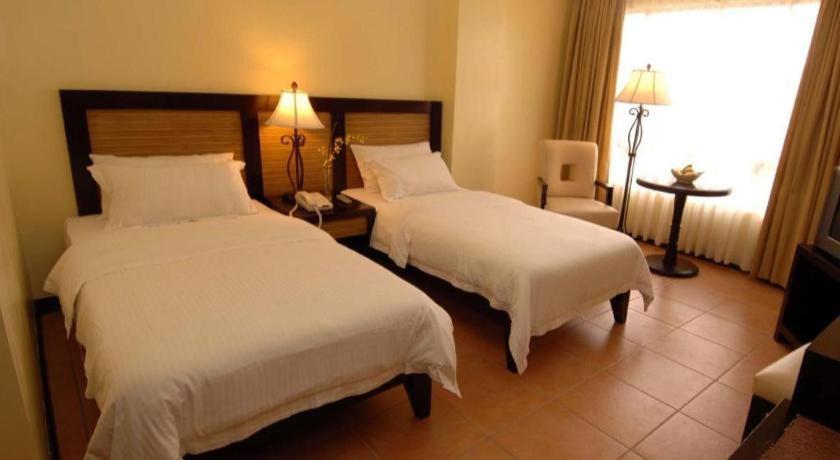 Planta Centro Bacolod Hotel & Residences Bagian luar foto