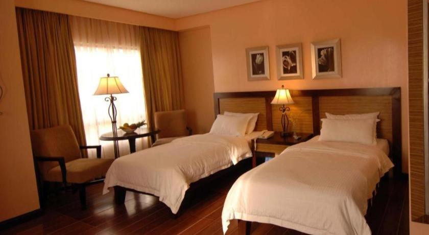 Planta Centro Bacolod Hotel & Residences Bagian luar foto